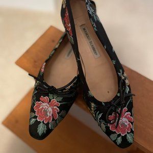 MANOLO BLAHNIK Floral Print Jacquard Square Toed Bow  - Size 39